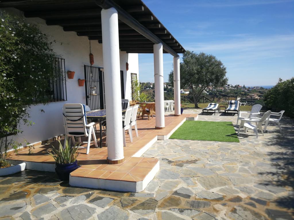 Detached villa with private pool and panoramic views in Los Llanos, Estepona