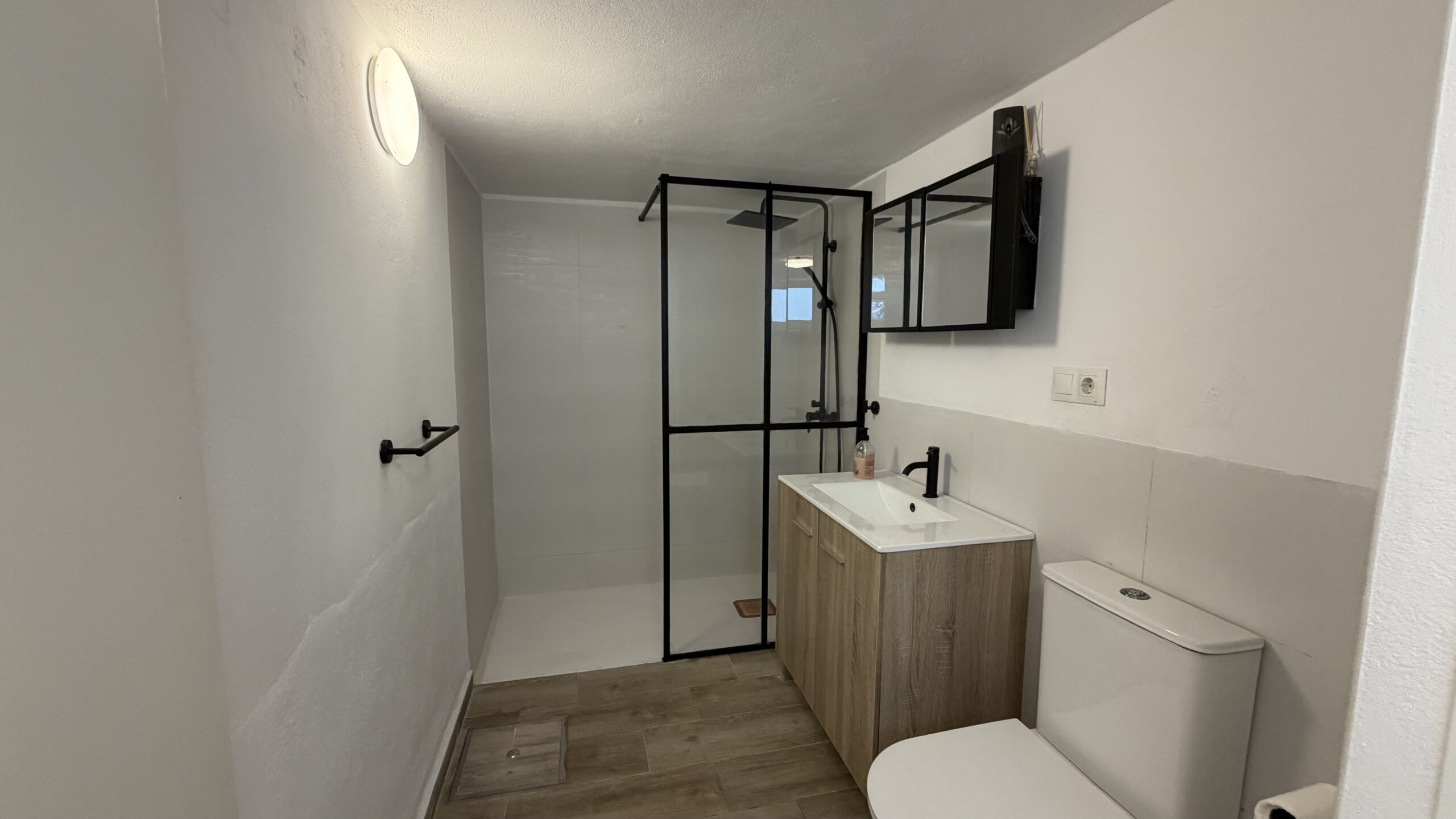 Two Independent Apartments in One Property, Ideal for Investors